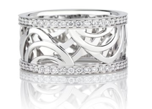 Cette élégante bague donne vie aux gestes de notre nouvelle collection De Beers Aria. Minutieusement conçues sur deux niveaux, les courbes d'or blanc invitent la lumière à une danse autour du pavé de diamants. Poids total : 0.44 carat.