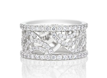 Les courbes de diamants de cette bague Aria ont été conçues sur deux niveaux d'or blanc, recréant ainsi le geste emblématique de la collection Aria. Poids total : 1.26 carat