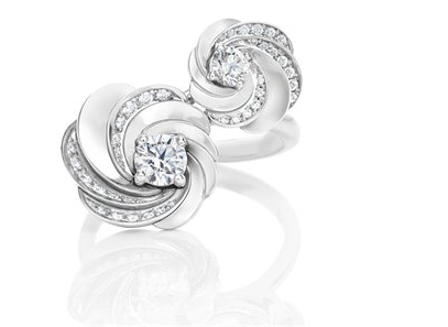 Sertie de deux diamants en son centre, la bague Aria "Toi et Moi" rend hommage à la chorégraphie de lumière à travers ses courbes délicatement pavées et entrelacées. Poids total : 0.97 carat (dont 2 diamants de taille brillant de 0.30 et 0.15 carat).