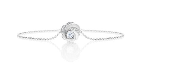 Expression ultime de l'énérgie intérieure des femmes et des diamants, ce bracelet Aria minutieusement conçu à la main célèbre le motif Aria tout en sublimant le diamant central de taille...