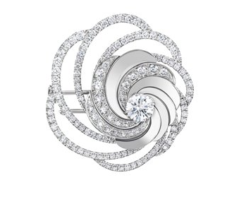 L'or blanc et les courbes aériennes entièrement pavées de cette broche Aria subliment l'éclat du diamant, offrant un spectacle de lumière d'une beauté et d'une brillance exceptionnelle. Poids total : 3.76 carats, dont un diamant central de taille brillant de 1 carat. Cette broche peut également être portée comme un pendentif.