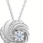 Suspendu à une boucle discrète, le diamant central de taille brillant de ce pendentif Aria est sublimé par les trois courbes délicatement pavées rendant hommage au rythme naturel et envoûtant du motif Aria. Disponible avec un diamant central de 0.2 carat ou de 0.5 carat.