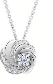 Suspendu à une boucle discrète, le diamant central de taille brillant de ce pendentif Aria est sublimé par les trois courbes délicatement pavées rendant hommage au rythme naturel et envoûtant du motif Aria. Disponible avec un diamant central de 0.2 carat ou de 0.5 carat.