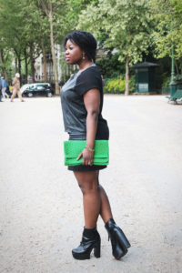 Lire la suite à propos de l’article All black ootd + Black Leather Platform Boots + Green handbag