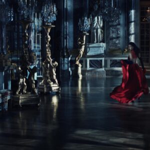 Rihanna Les photos glam et sexy pour la campagne Dior The Secret Garden IV nadinezvous robe rouge