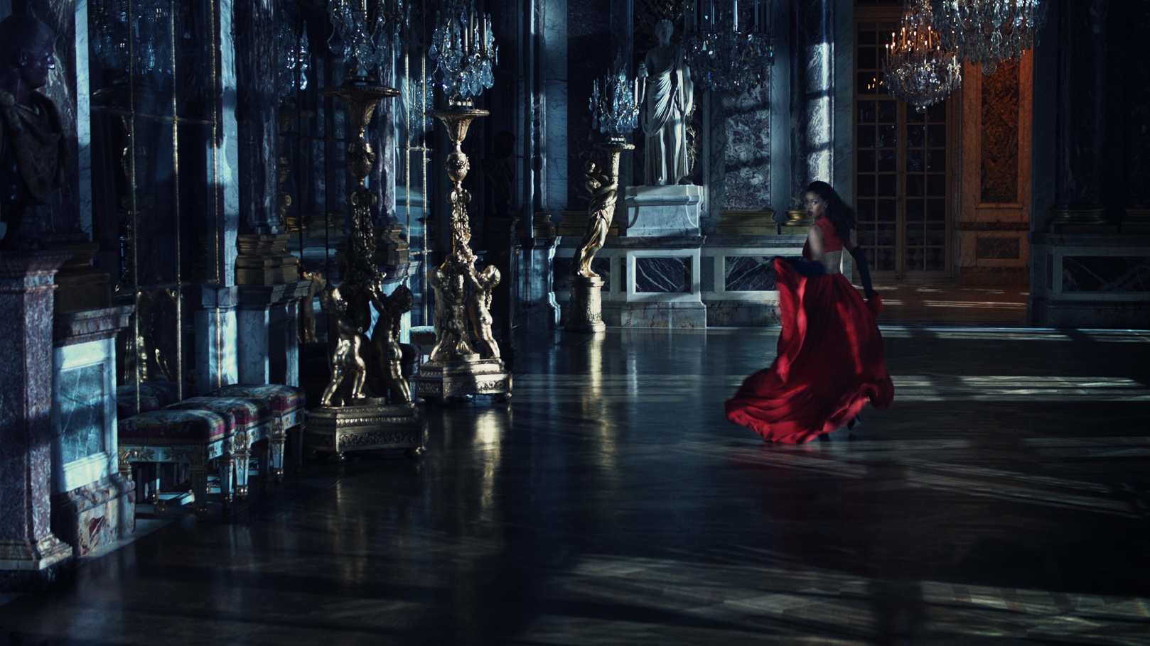 You are currently viewing Rihanna : Les photos glam et sexy pour la campagne Dior The Secret Garden IV !