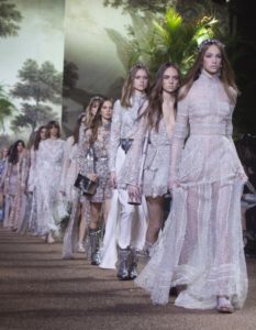 Lire la suite à propos de l’article Haute couture printemps-été 2016 Elie Saab : Un soir d’été, dans un jardin indien