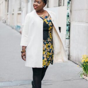 Robe courte ethnique et veste écrue