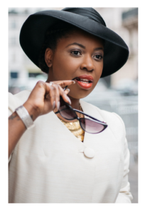 Une fille à chapeau