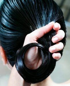 CHEVEUX SECS : HYDRATATION OU NUTRITION ?