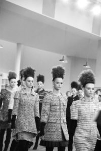 Lire la suite à propos de l’article Revivez en images le défilé Chanel Haute Couture  automne-hiver 2016-17 à Paris