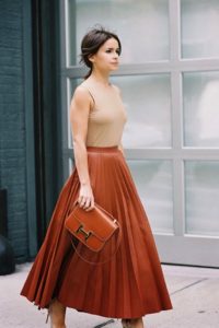 La jupe longue de cette saison transcende les frontières traditionnelles entre le casual et le chic, offrant une palette de styles et de possibilités infinies. Des motifs floraux délicats aux unis pastel, en passant par les plissés sophistiqués et les tissus éco-responsables, elle invite à une exploration personnelle de la mode. Ce vêtement devient une toile sur laquelle s'exprime la personnalité de celle qui le porte, permettant de naviguer avec aisance entre les différents univers stylistiques, des plus bohèmes aux plus minimalistes.