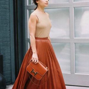 La jupe longue de cette saison transcende les frontières traditionnelles entre le casual et le chic, offrant une palette de styles et de possibilités infinies. Des motifs floraux délicats aux unis pastel, en passant par les plissés sophistiqués et les tissus éco-responsables, elle invite à une exploration personnelle de la mode. Ce vêtement devient une toile sur laquelle s'exprime la personnalité de celle qui le porte, permettant de naviguer avec aisance entre les différents univers stylistiques, des plus bohèmes aux plus minimalistes.