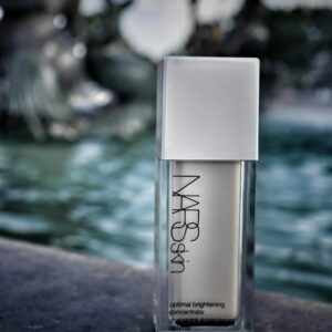 Une nouvelle peau avec le concentré éclaircissant optimal de NARSskin