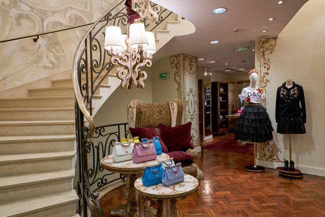 You are currently viewing DOLCE & GABBANA OUVRE SA TROISIEME BOUTIQUE PARISIENNE