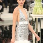 CHANEL : LA ROBE FOURREAU A BRODERIES MIROIR HAUTE COUTURE PORTEE PAR KENDALL JENNER