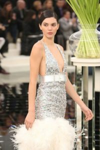 CHANEL : LA ROBE FOURREAU A BRODERIES MIROIR HAUTE COUTURE PORTEE PAR KENDALL JENNER