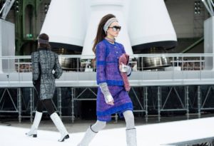 Lire la suite à propos de l’article REVIVEZ EN IMAGES LE DEFILE CHANEL GROUND CONTROL AUTOMNE-HIVER 2017/18