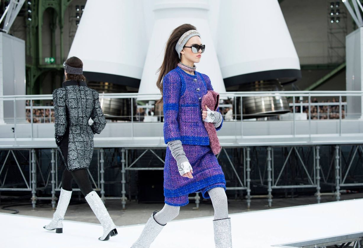 You are currently viewing REVIVEZ EN IMAGES LE DEFILE CHANEL GROUND CONTROL AUTOMNE-HIVER 2017/18