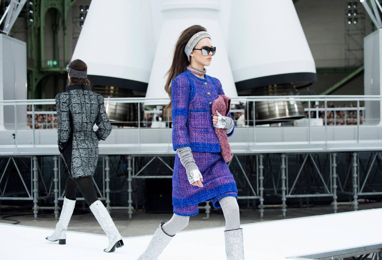 Lire la suite à propos de l’article REVIVEZ EN IMAGES LE DEFILE CHANEL GROUND CONTROL AUTOMNE-HIVER 2017/18