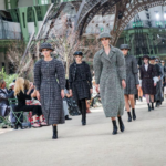 CHANEL RECRÉE LA TOUR EIFFEL POUR SON DEFILE HAUTE COUTURE AUTOMNE-HIVER 2017-2018