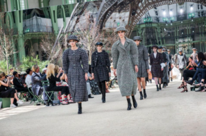 Lire la suite à propos de l’article CHANEL RECRÉE LA TOUR EIFFEL POUR SON DEFILE HAUTE COUTURE AUTOMNE-HIVER 2017-2018