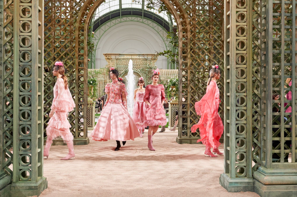 Chanel recrée le Jardin de Versailles pour son défilé haute couture printemps-été 2018 