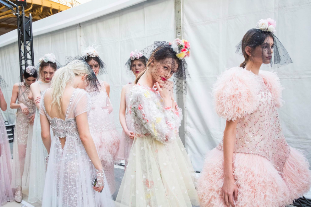 You are currently viewing Chanel recrée le Jardin de Versailles pour son défilé haute couture printemps-été 2018