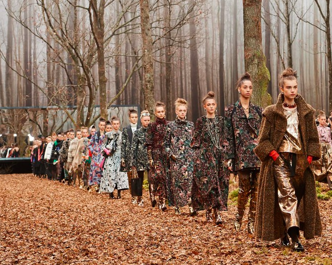 Lire la suite à propos de l’article Chanel recrée la forêt pour son défilé prêt-à-porter automne-hiver 2018