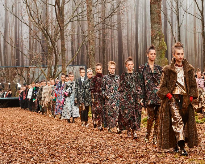 You are currently viewing Chanel recrée la forêt pour son défilé prêt-à-porter automne-hiver 2018