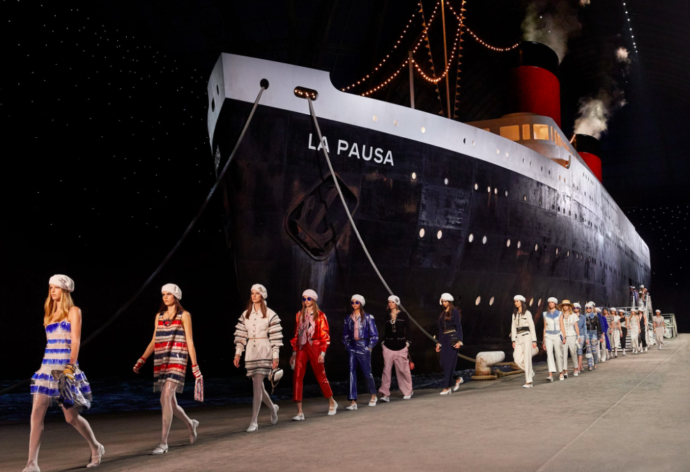 You are currently viewing Chanel : retour en images sur le défilé Croisière 2018/19 au Grand Palais