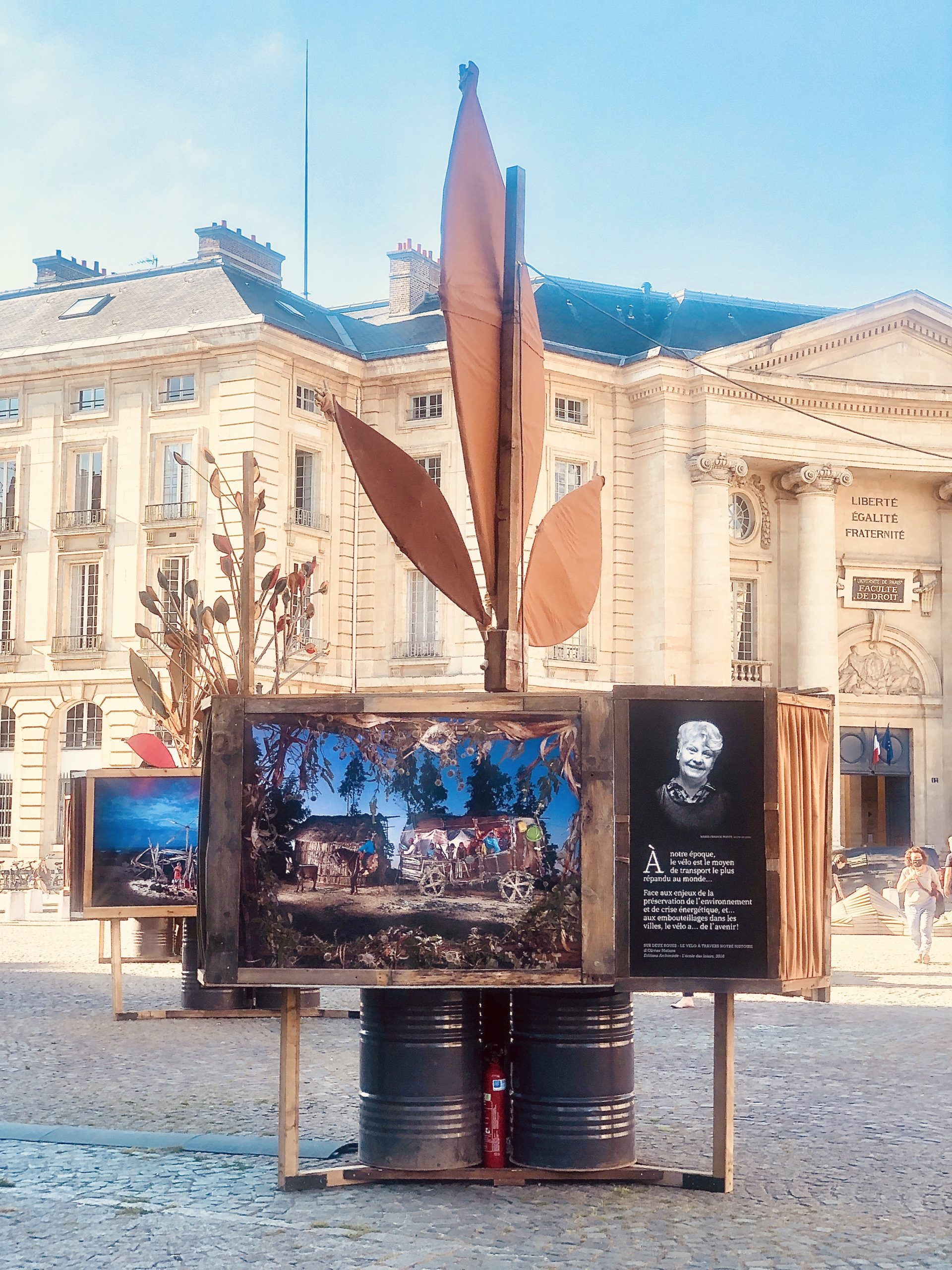 Un peuple de lecteurs :  une exposition en plein air sur le parvis du Panthéon