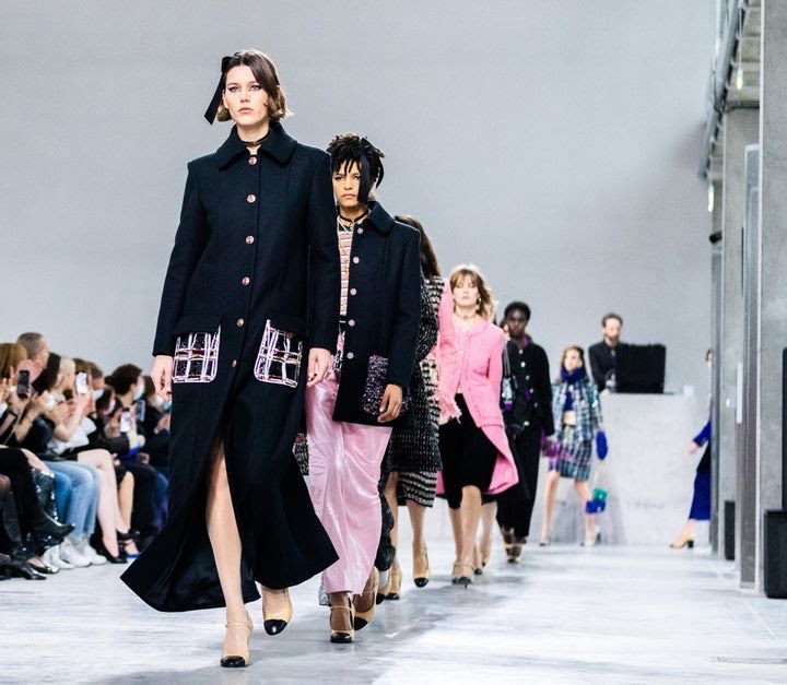 Lire la suite à propos de l’article Le défilé Chanel Métiers d’art 2021-2022