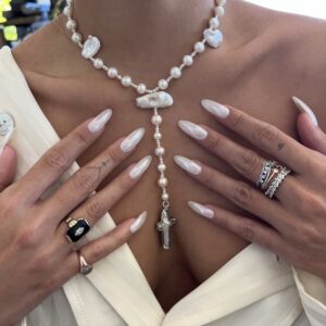 Tendance manucure : on craque toutes pour le «Glazed Donut Nail» de Hailey Bieber BLOG NADINEZVOUS
