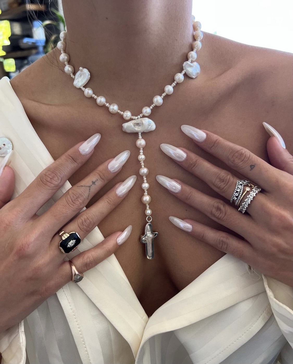 Lire la suite à propos de l’article Tendance manucure : on craque toutes pour le «Glazed Donut Nail» de Hailey Bieber