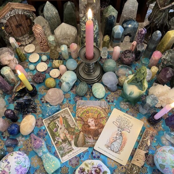 Ostara est une période magique où nous célébrons le renouveau de la vie et l'équinoxe de printemps. C'est une occasion de se connecter avec la nature, de manifester nos intentions pour la nouvelle saison et de célébrer la beauté du cycle de la vie. Que cette fête vous apporte la joie, la croissance et l'abondance que vous méritez !