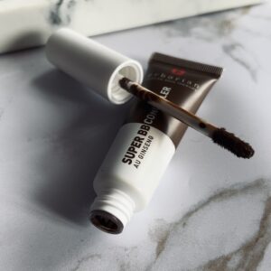 Le Super BB Concealer se présente comme un allié infaillible pour dissimuler les cernes, les imperfections et les signes de fatigue. Sa formule haute couvrance promet de camoufler efficacement les zones d'ombre et d'offrir un teint lumineux et uniforme. Attirée par ces promesses séduisantes, j'ai décidé de donner sa chance à ce produit dans l'espoir de trouver enfin mon saint graal anticernes et soin ciblé