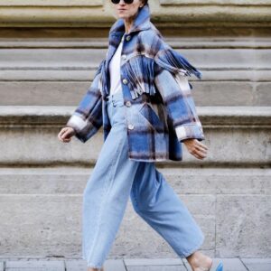 En ce printemps 2024, laissez-vous séduire par la tendance du bleu baggy, une fusion parfaite de style, de confort et de polyvalence. Explorez les différentes nuances de bleu pour créer des looks uniques et inspirants qui captivent l'imagination. Que vous arboriez un pantalon ample ou une combinaison fluide, laissez le bleu être le fil conducteur de votre style, et laissez-vous porter par l'élan de cette saison exaltante.