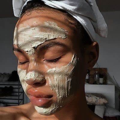 Lire la suite à propos de l’article Intégrer un masque facial à votre routine de soins : Pourquoi est-ce essentiel ?