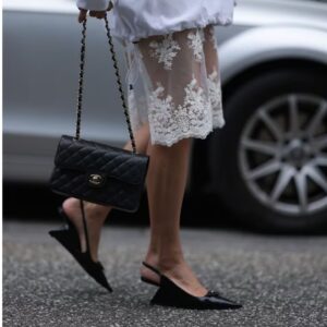 Vous trouvez que votre look de tous les jours est un peu trop classique, peut-être même ennuyeux ? Envie de twister votre look pour une allure chic et effortless ? Optez pour des souliers dont le talon est architectural. Sinon, misez sur des talons en plexi ou encore des matières métalliques.