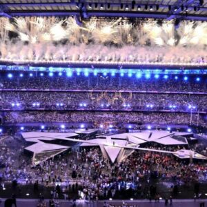 Les Jeux Olympiques de Paris 2024 ont été un triomphe, et leur clôture a été à la hauteur des attentes. De l’émotion des compétitions aux festivités de la cérémonie de clôture, Paris a offert au monde un spectacle grandiose. La performance d’ Aya pour l’ouverture des Jeux de Paris et la prestation d’Yseult ont magnifiquement conclu cet événement mondial, laissant une empreinte indélébile dans l’histoire des Jeux Olympiques.