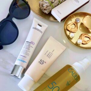 Protéger sa peau du soleil est une étape essentielle de toute routine de soin, particulièrement en été. En choisissant des produits de beauté avec SPF, vous alliez protection, prévention et soin. Mes indispensables de cet été, le MELA B3 de La Roche-Posay, la crème solaire de Beauty of Joseon, et l'eau solaire de Caudalie, vous garantissent une peau éclatante et protégée. N'oubliez pas d'adapter votre routine en fonction de vos besoins spécifiques et d' appliquer votre protection solaire régulièrement pour un été en toute sérénité.