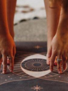 Découvrez comment la pratique de la gratitude peut vous aider à vous ancrer et à équilibrer votre énergie intérieure pendant la saison automnale