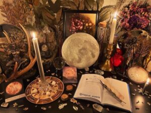 Mabon est une période de transition et de réflexion, où l’on célèbre l’équilibre et l’abondance de la nature. En pratiquant ces rituels, vous pouvez vous connecter plus profondément avec les cycles naturels et préparer votre esprit et votre foyer pour la saison sombre à venir.