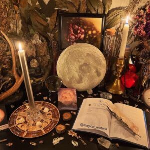 Mabon est une période de transition et de réflexion, où l’on célèbre l’équilibre et l’abondance de la nature. En pratiquant ces rituels, vous pouvez vous connecter plus profondément avec les cycles naturels et préparer votre esprit et votre foyer pour la saison sombre à venir.