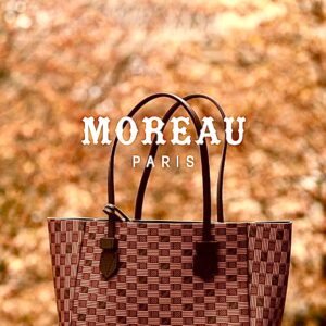 Depuis ses origines, la maison Moreau Paris incarne l’élégance à la française, un héritage riche de savoir-faire artisanal qui traverse les âges tout en restant profondément ancré dans son temps. Chaque pièce conçue par Moreau Paris raconte une histoire, celle d’un artisanat méticuleux, d’une passion pour les matériaux nobles et d’un engagement pour la durabilité.