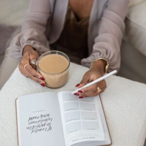 La gratitude est une pratique puissante pour transformer votre vision de la vie. En vous concentrant sur ce que vous avez plutôt que sur ce qui vous manque, vous cultivez une énergie positive et attirante.