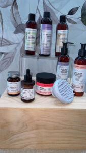 Quand soin, savoir-faire et traditions se rencontrent autour de la beauté des cheveux texturés, cela donne lieu à une journée riche en émotions et en apprentissages. Invitée par la marque Aromazone, j’ai vécu une parenthèse précieuse : du sur-mesure pour nos boucles, nos textures, nos couronnes. Voici mon retour d’expérience