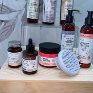 Quand soin, savoir-faire et traditions se rencontrent autour de la beauté des cheveux texturés, cela donne lieu à une journée riche en émotions et en apprentissages. Invitée par la marque Aromazone, j’ai vécu une parenthèse précieuse : du sur-mesure pour nos boucles, nos textures, nos couronnes. Voici mon retour d’expérience