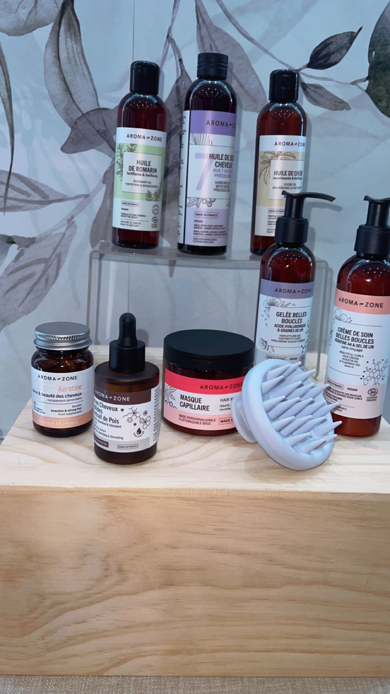 Quand soin, savoir-faire et traditions se rencontrent autour de la beauté des cheveux texturés, cela donne lieu à une journée riche en émotions et en apprentissages. Invitée par la marque Aromazone, j’ai vécu une parenthèse précieuse : du sur-mesure pour nos boucles, nos textures, nos couronnes. Voici mon retour d’expérience